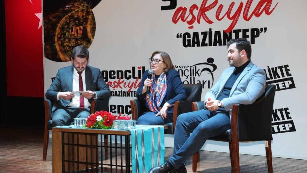 Başkan Şahin, gençlerin sorularını yanıtladı